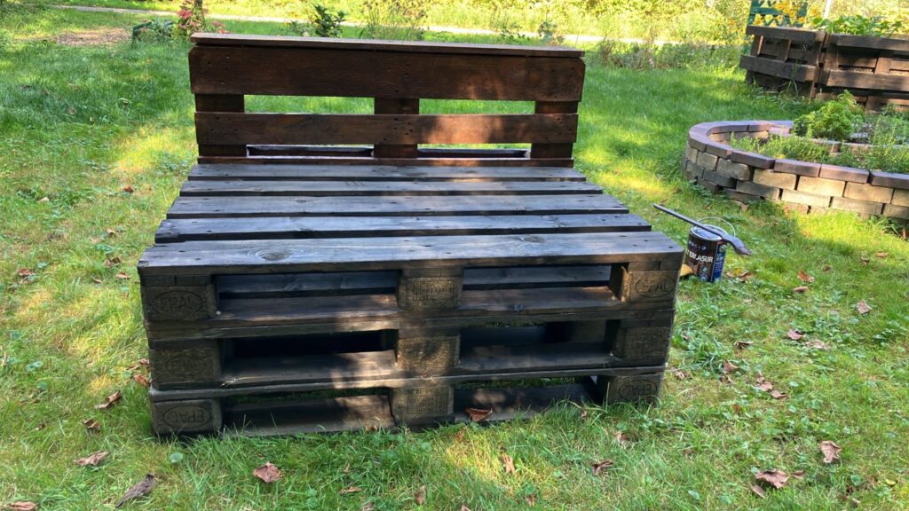 Einen Sitz aus Paletten gebaut.